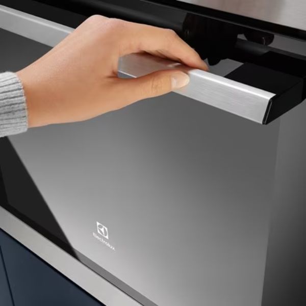 thiết kế cửa kính với 2 lớp cách nhiệt an toàn
