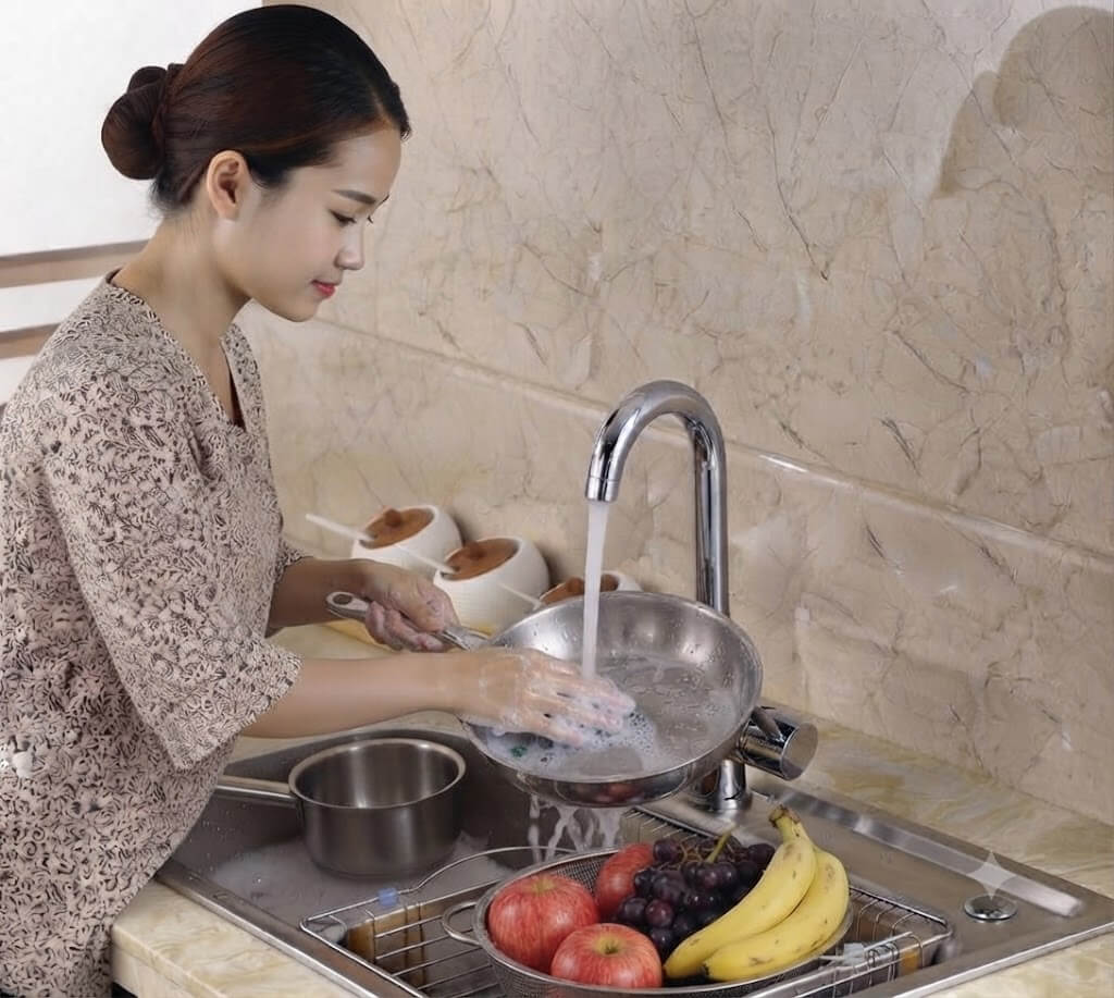 Vòi rửa Roslerer RL-807 Chất liệu inox 304 kết hợp lõi đồng Châu Âu mang lại độ bền vượt trội.