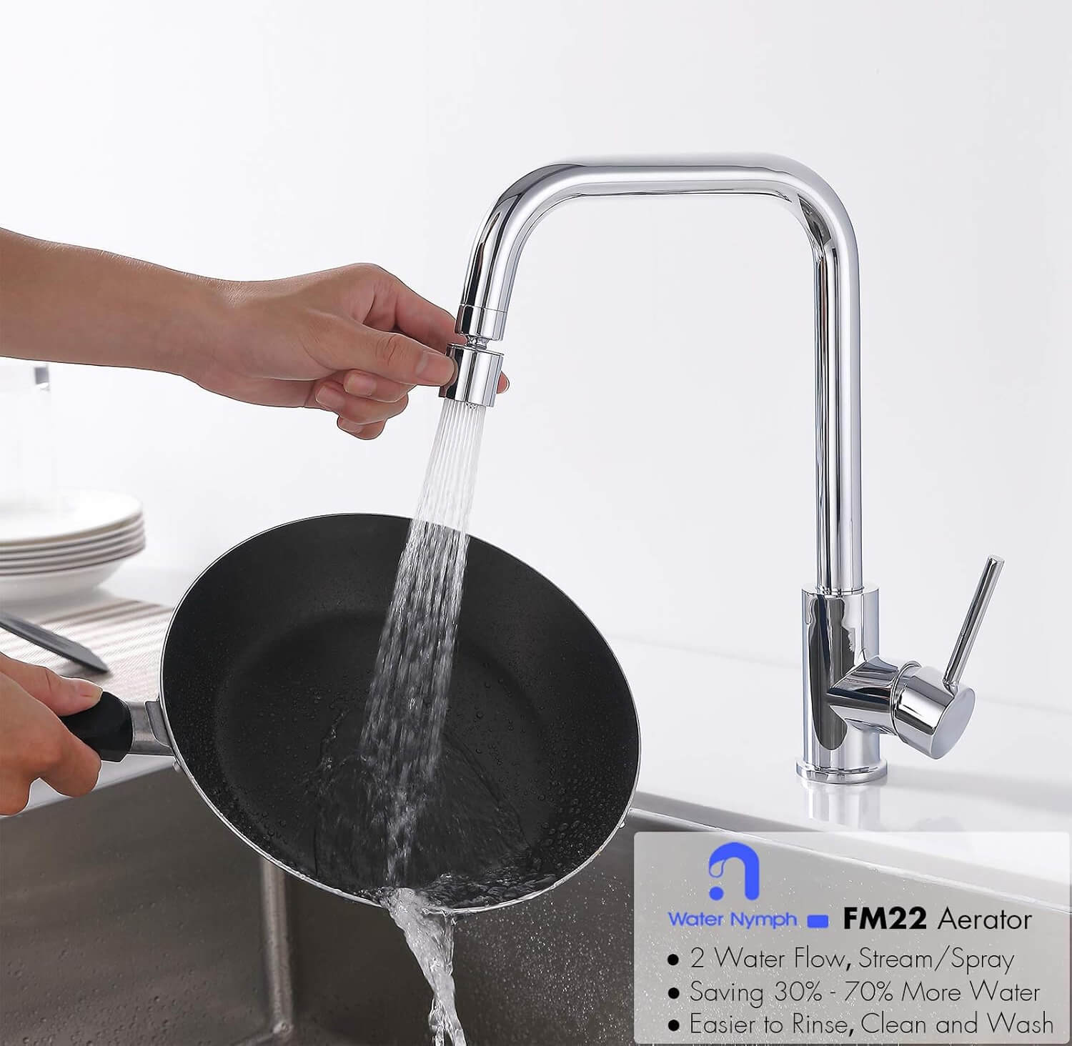 Thân vòi xoay 360° hỗ trợ thao tác linh hoạt với chậu rửa đơn và chậu rửa đôi.
